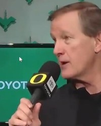 世俱杯-俄勒冈主帅再提林葳！亲承进步，但不满组织与防守，披露CBA隐患|NCAA|比赛|密歇根|杰克逊|篮球_新浪体育_新浪新闻